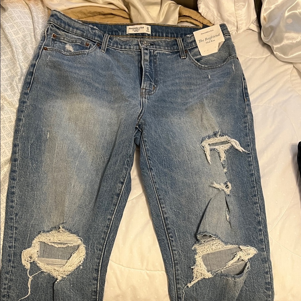 NWT Abercrombie & Fitch Distressed Blue Jeans 33/16